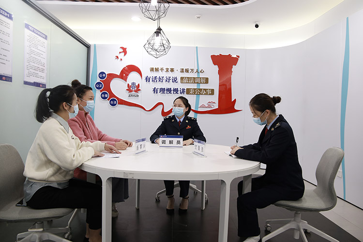 耐心做好调解。达州市税务局供图