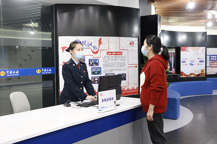 热情解答纳税人缴费人的咨询。达州市税务局供图