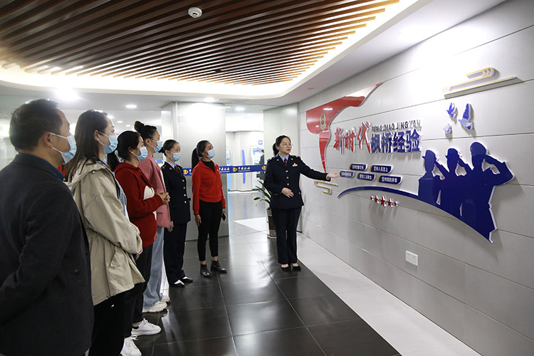 向纳税人讲解涉税工作。达州市税务局供图