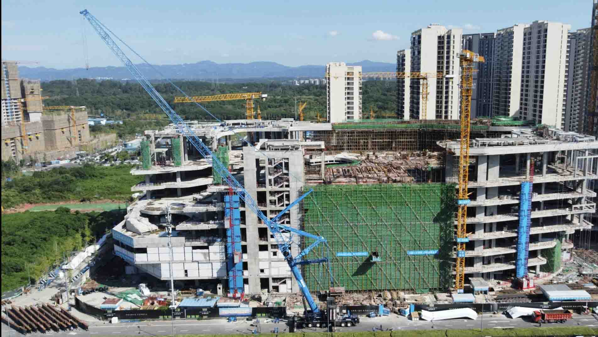 吊装现场。中建五局三公司供图