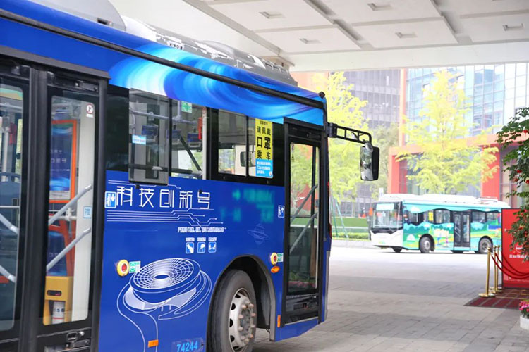 “科技創新號”公交車。天府新區融媒體中心供圖