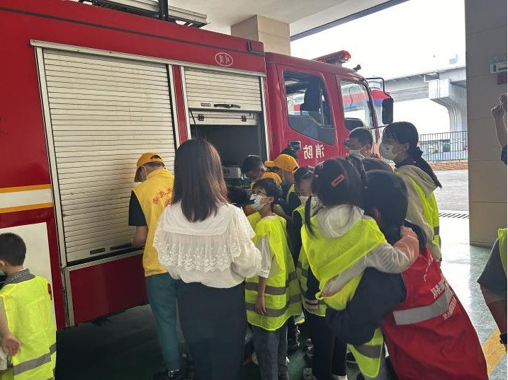 孩子们参观消防车。迎宾社区供图