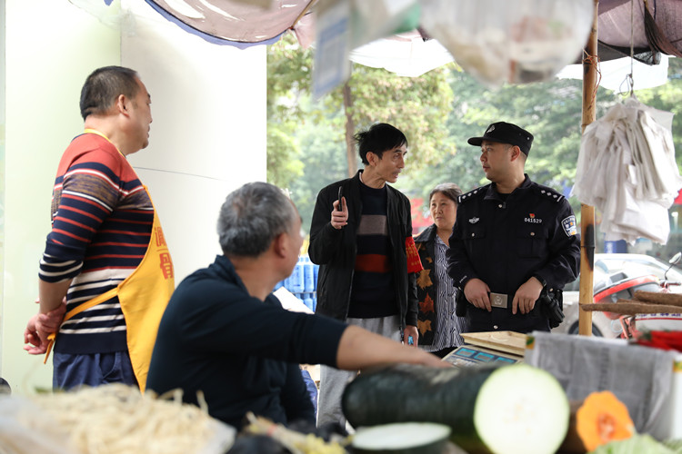 和商家交流，了解商家的建议。乐山市公安局市中区分局供图