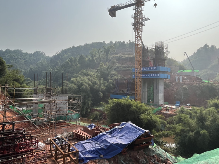 G247公路施工現場。翠屏區融媒體中心供圖