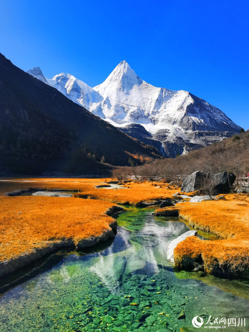 稻城亞丁秋景。王磊攝