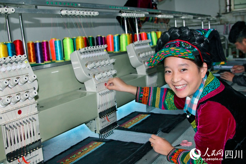 甘洛县一家刺绣生产车间内，工人在制作彝族刺绣。古道伦摄