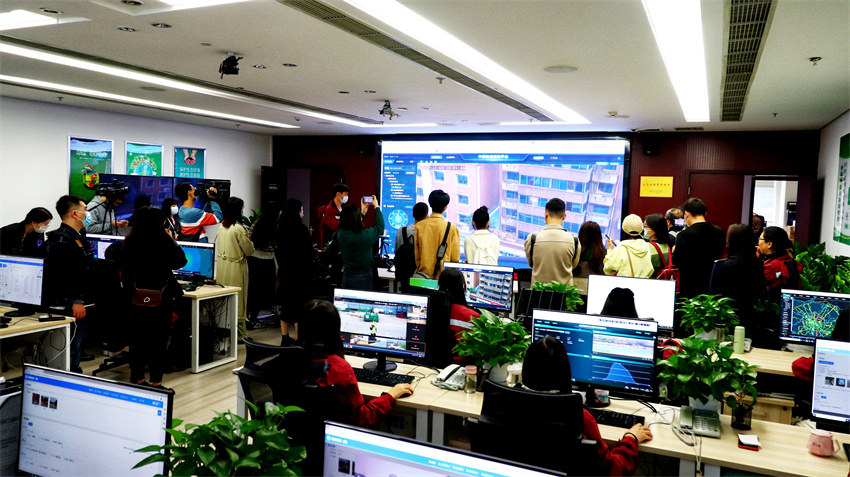 調度中心工作人員向記者團講解監測數據。成都生態環境局供圖
