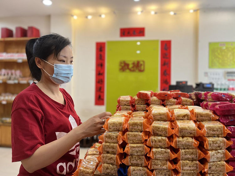 “淑德”薩琪瑪店內新品種類繁多。宜賓市稅務局供圖