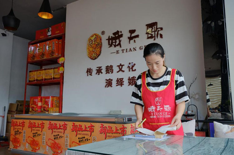 商家正在清理發票。宜賓市稅務局供圖