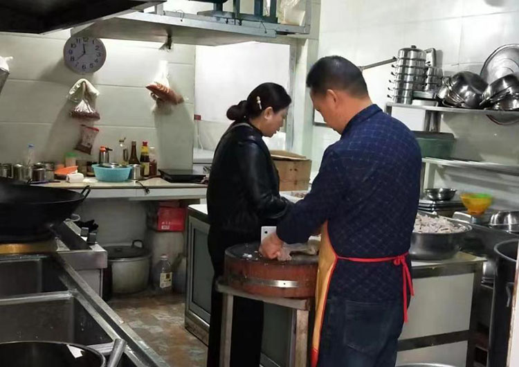 虞氏羊雜湯后廚，鄭國華夫妻正在忙碌。宜賓市稅務局供圖
