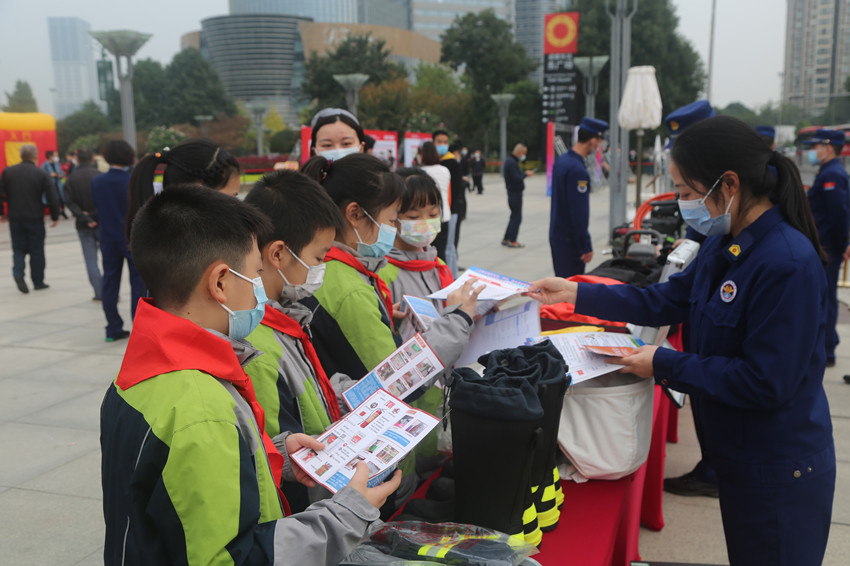 同學們正在了解消防安全知識。成都市消防救援支隊站前大隊供圖