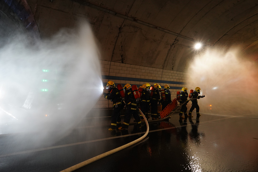 特長公路隧道綜合應急救援演練現場。四川省消防救援總隊供圖