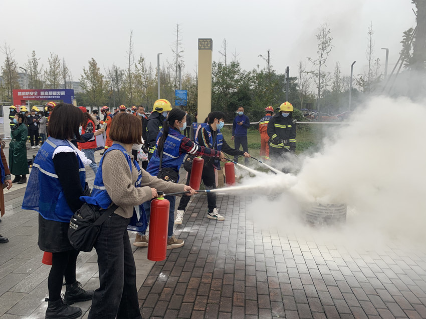 市民在消防趣味體驗區，使用滅火器滅火。崇州市消防救援大隊供圖