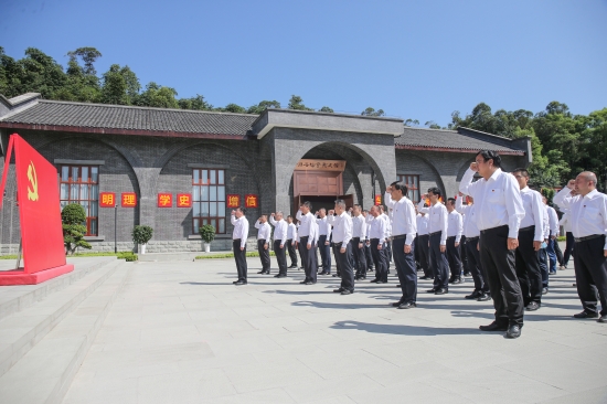 中國石油四川銷售公司黨員干部在毛澤東主席視察隆昌氣礦紀念館開展主題黨日活動。曾宇攝