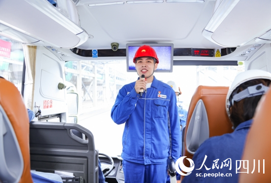員工主播在參觀車上講解。黃帥帥攝