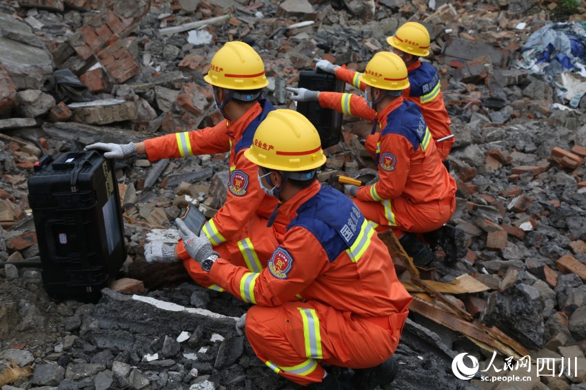 演练现场废墟搜救。四川省应急管理厅供图
