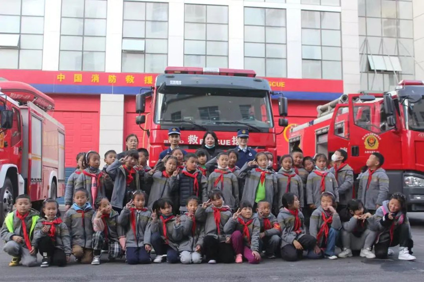 孩子们参观消防大队与消防员叔叔合影。九寨沟风景名胜区消防救援大队供图