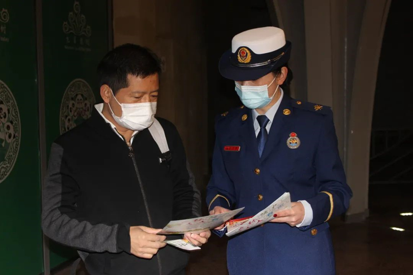 消防宣传员向居民发放宣传单。九寨沟风景名胜区消防救援大队供图