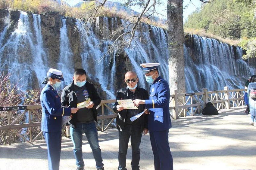 消防员在景区内向游客发放宣传单。九寨沟风景名胜区消防救援大队供图