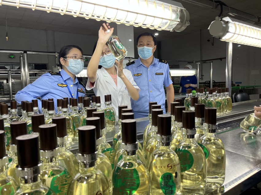 江陽區市場監管局局長帶隊指導養生酒企業質量提升工作。瀘州市市場監管局供圖