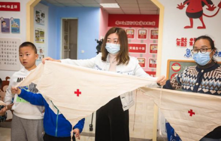 学生家长和孩子共同学习为伤口止血知识。主办方供图
