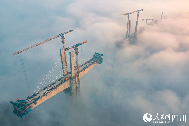 这是渝昆高铁最大跨度连续桥，设计时速350公里。许达摄