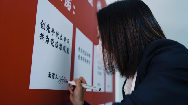 在承诺墙上郑重签字。中国五冶集团供图
