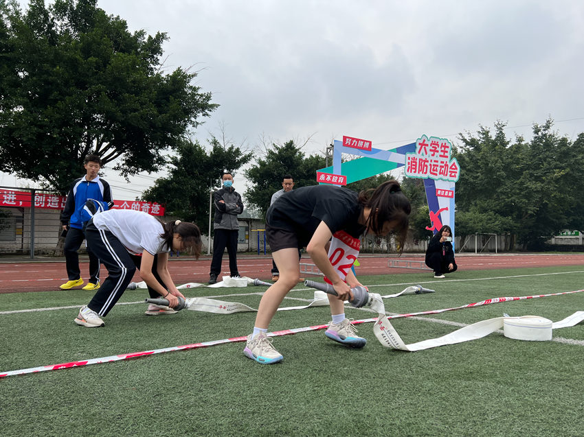 正在進行水槍連接穿梭接力。樂山市消防救援支隊供圖