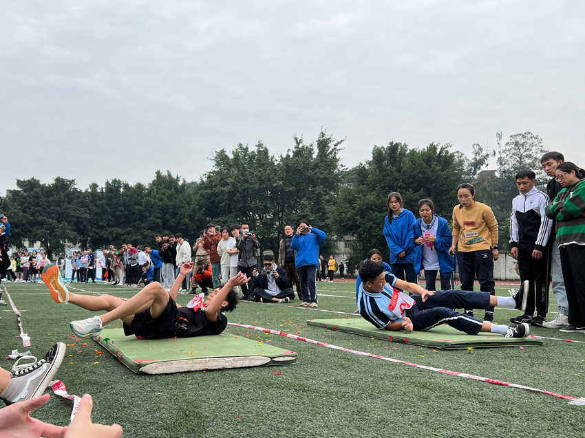 正在進行火場逃生技能接力競賽。樂山市消防救援支隊供圖