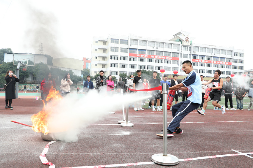 消防運動會學生們正在進行油盆滅火競賽。樂山市消防救援支隊供圖
