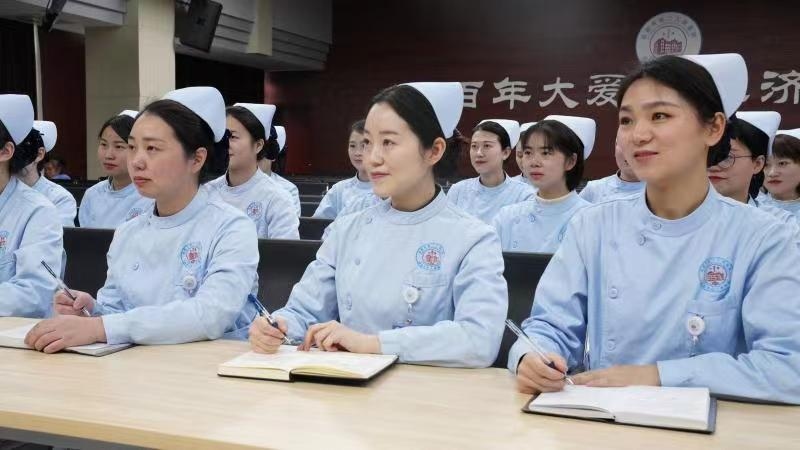 护理团队。成都市第二人民医院供图