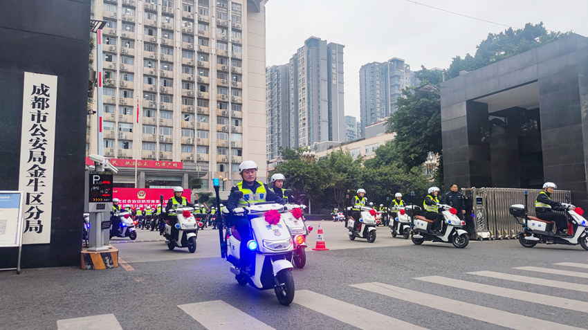 70名社区民警代表驾驶着崭新的警用电动巡逻车，分赴各自工作岗位开展工作。成都市公安局金牛区分局供图