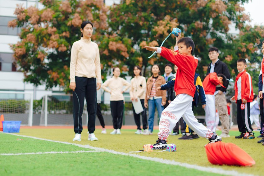 成都市盐道街小学通桂校区第六届“运动助创城，盐娃展风采”秋季运动会。学校供图