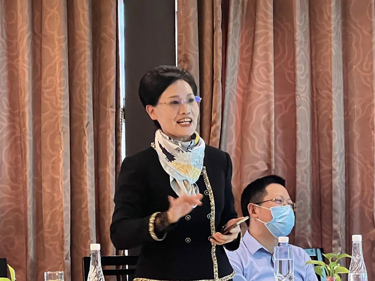 朱力教授在討論環節中發言。成都仁品醫院供圖