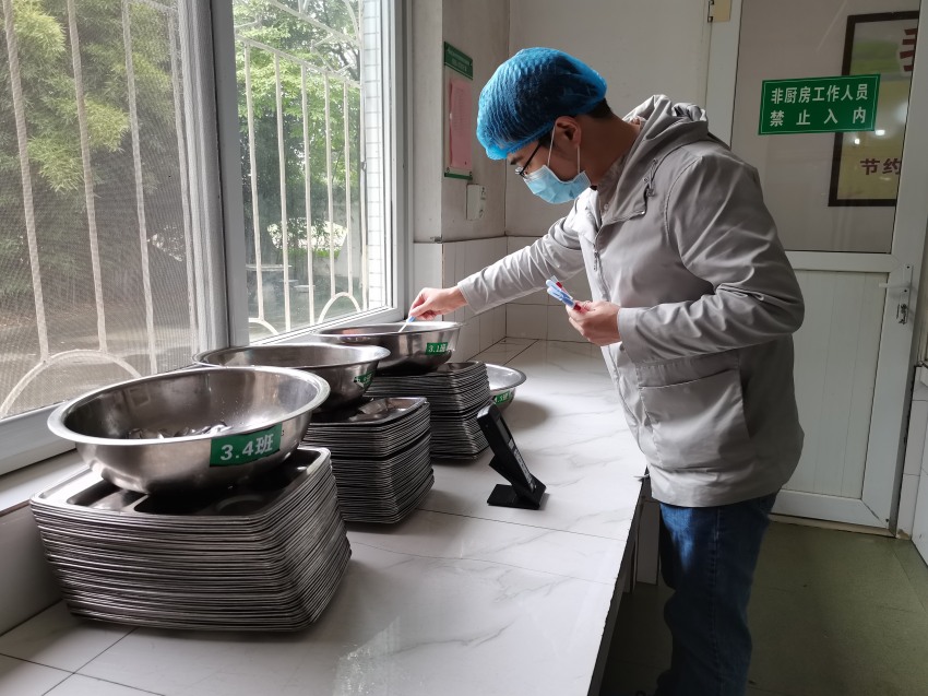 新津開展農村地區食品安全“穿透式”監管工作。成都市市場監管局供圖