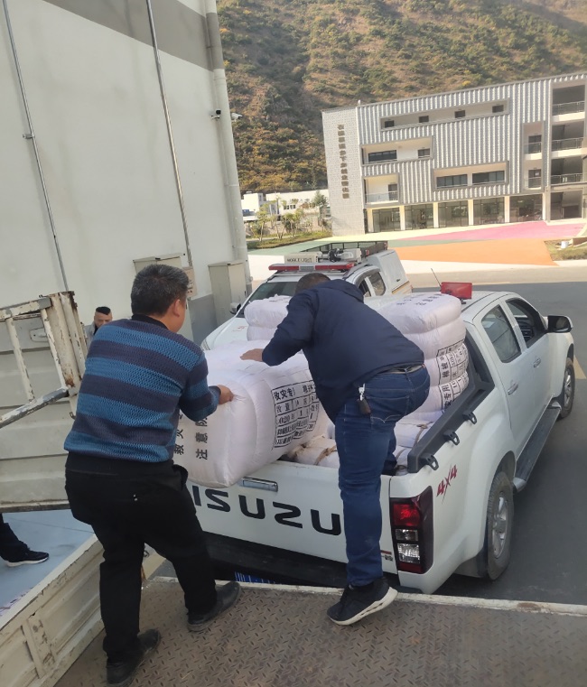 石棉縣應急管理局正在將准備發放的御寒物資裝車。四川省應急管理廳供圖