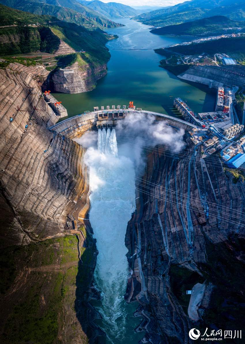 2021年6月，白鹤滩水电站首批机组正式投产发电，总装机容量1600万证千瓦，成为中国第二、世界第二巨型水电站。叶昌云摄