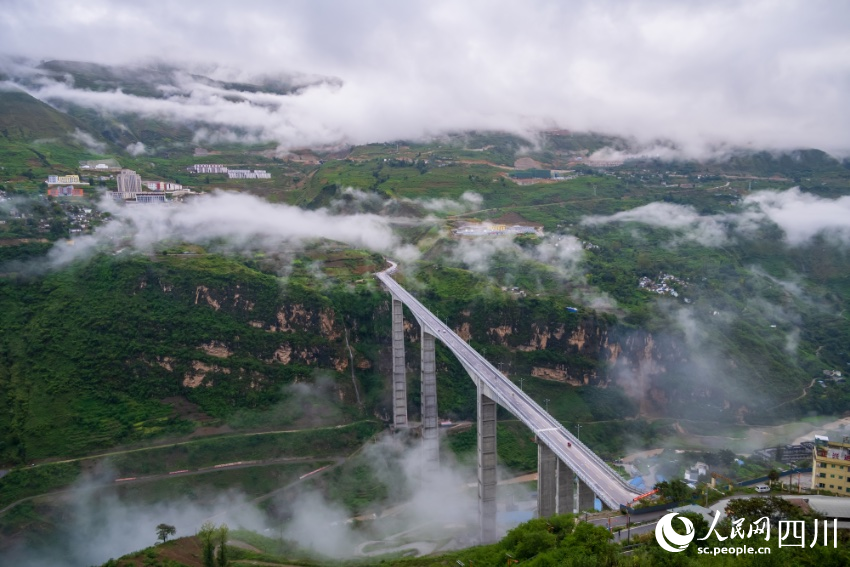 2022年6月，金阳河三峡连心桥通车。该桥位于金阳县金阳河上，由三峡集团援建，连接金阳县新老县城，桥梁跨径最大200米。龙卜哈摄