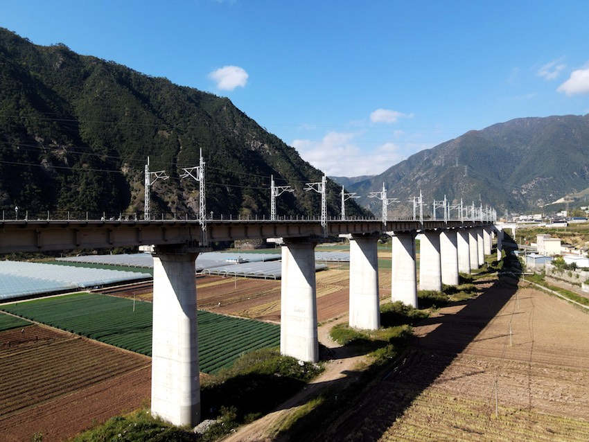 新成昆铁路峨冕段桥隧比达到88.5%。成都铁路供图