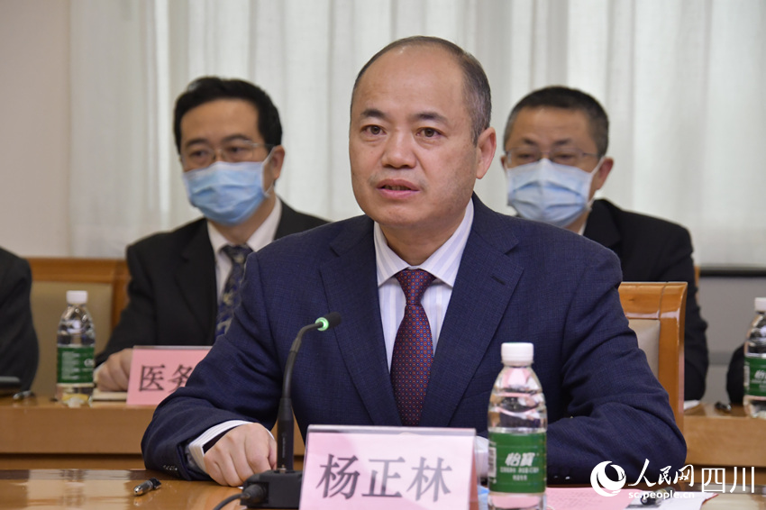 中国科学院院士、四川省人民医院院长杨正林正在介绍医院这几年的发展情况。人民网 王洪江摄