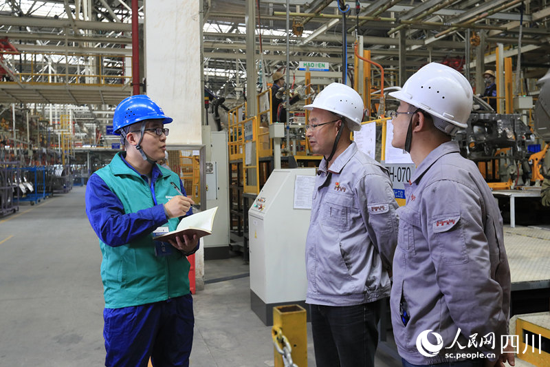 國網綿陽供電公司電力工人在綿陽華晨汽車制造生產車間，解決用電問題，了解用電需求。田海攝