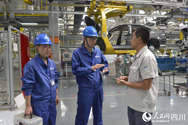 國網成都供電公司電力工人走訪一汽大眾成都工廠，提供上門服務。謝勇攝