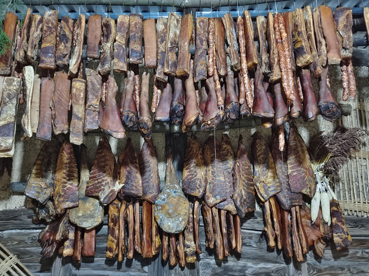 刘如国制作好的腊肉。鄢怀林摄