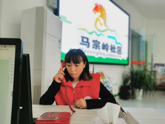 工作人员在接听群众来电。遂宁经开区党群部供图