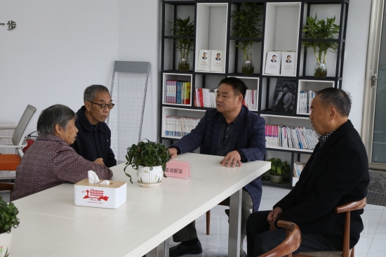 调解员给群众做好调解工作。遂宁经开区党群部供图