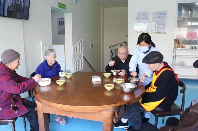 老人一起共餐。廣漢市融媒體中心供圖