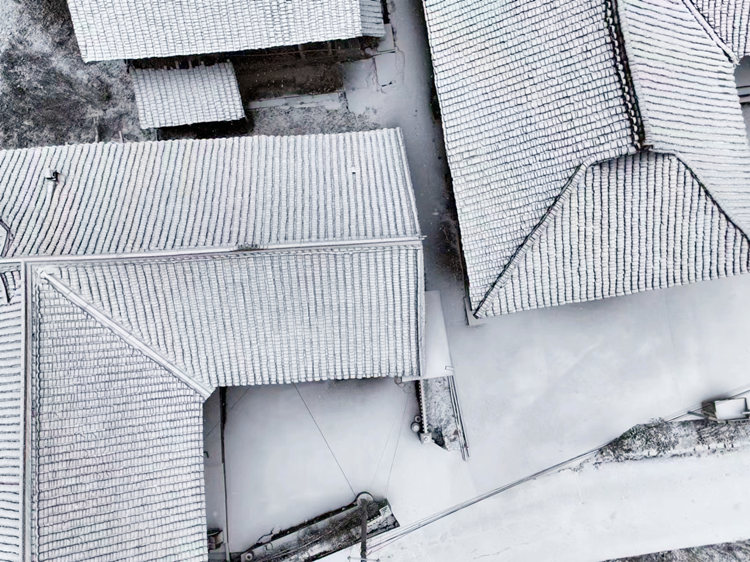 房屋被白雪覆盖，白茫茫一片。朝天区委宣传部供图