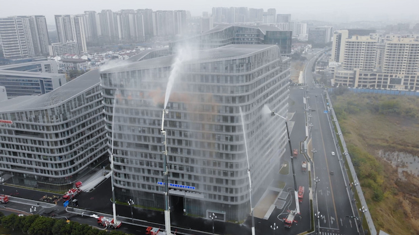 利用高喷车、灭火无人机对大楼进行灭火。四川省消防救援总队供图