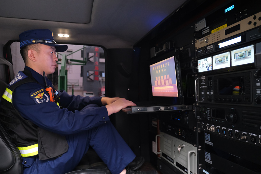 通信员在“动中通”移动指挥车操作指挥调度终端。四川省消防救援总队供图