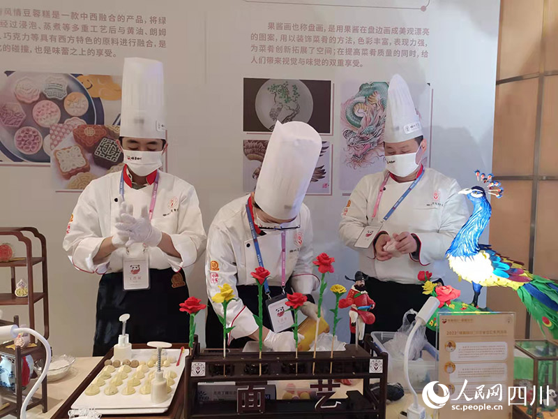 现场提供美食制作体验，好吃又好玩。吴舒婷摄